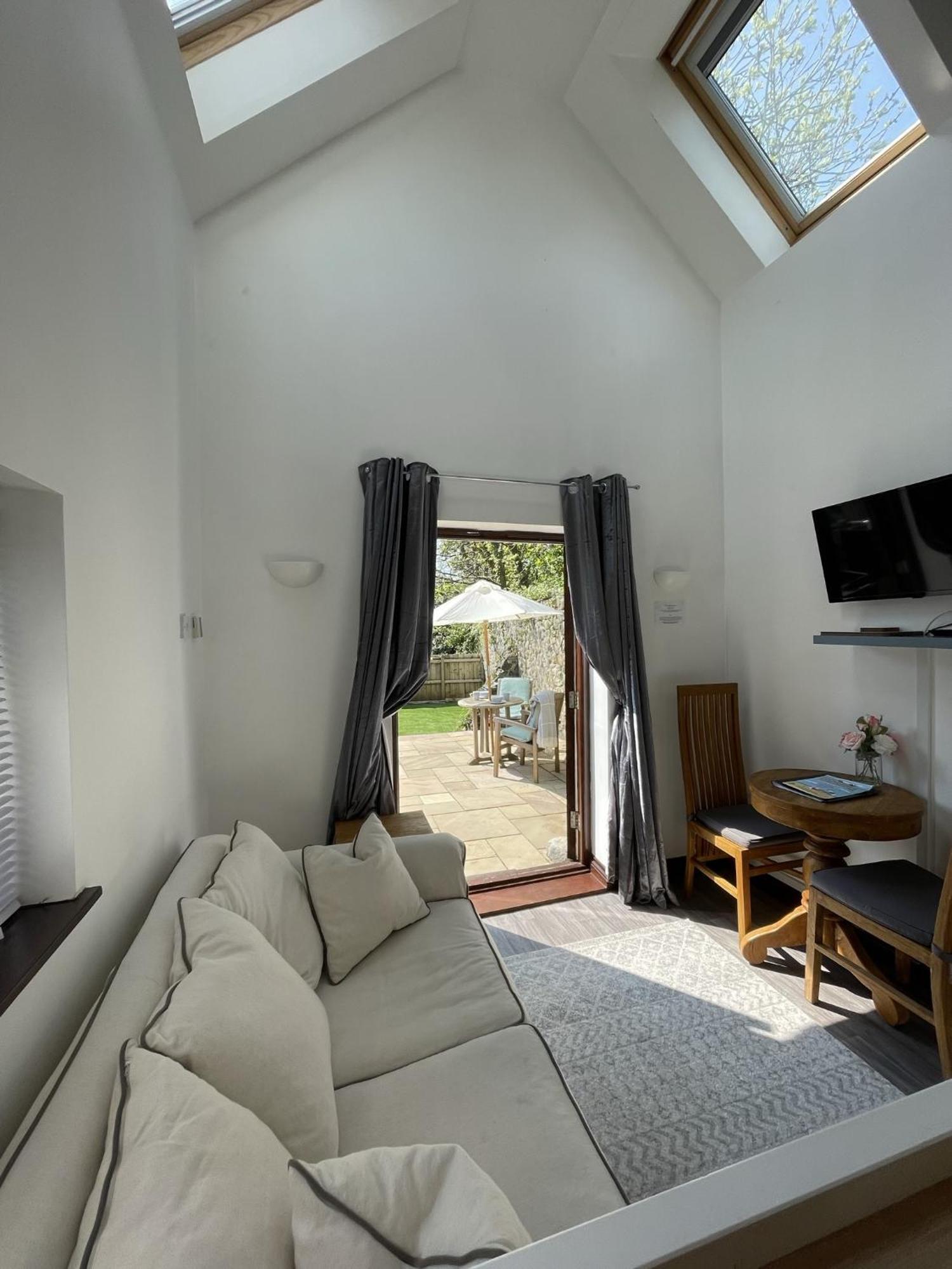 The Stables - Detached Cottage With Private Garden & Hot Tub St Austell Rum bild